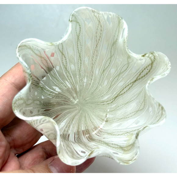 Vintage Murano White Aventurine Latticino Art Glass Fazzoletto Handkerchief Vase - Picture 5 of 5